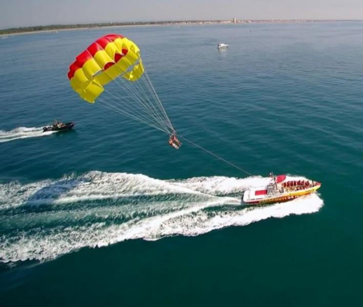 Aqua Jet Pornichet, situé près de Nantes, vous accueille pour des sessions de Parachute ascensionnel !