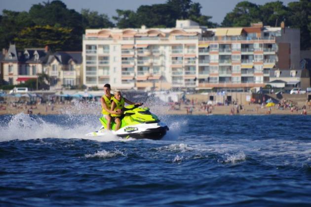 Aqua Jet Pornichet, situé à moins d'une heure de Nantes, vous propose des sessions de Jetski !