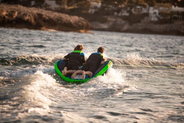 Aqua Jet Pornichet vous accueille près de Nantes pour vos sessions de bouées tractées ! 