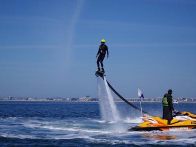 Aqua Jet Pornichet, situé à moins d'une heure de Nantes, vous propose du Flyboard et de l'Hoverboard !