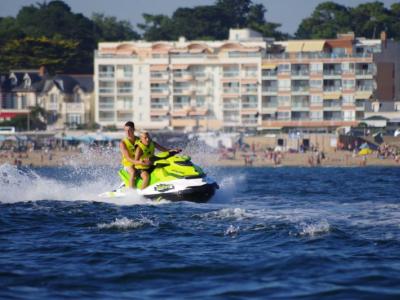 Aqua Jet Pornichet, situé à moins d'une heure de Nantes, vous propose des sessions de Jetski !