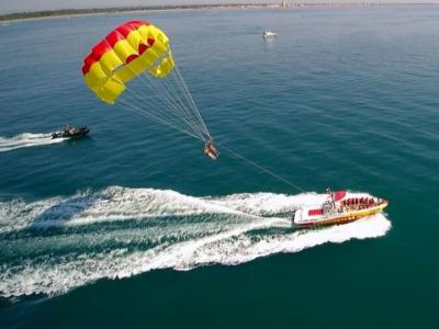 Aqua Jet Pornichet, situé près de Nantes, vous accueille pour des sessions de Parachute ascensionnel !