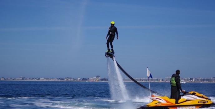 Aqua Jet Pornichet, situé à moins d'une heure de Nantes, vous propose du Flyboard et de l'Hoverboard !